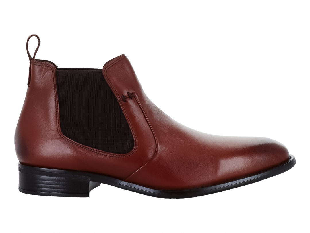 Botín estilo Chelsea de cuero color granate con suela negra y panel elástico lateral.