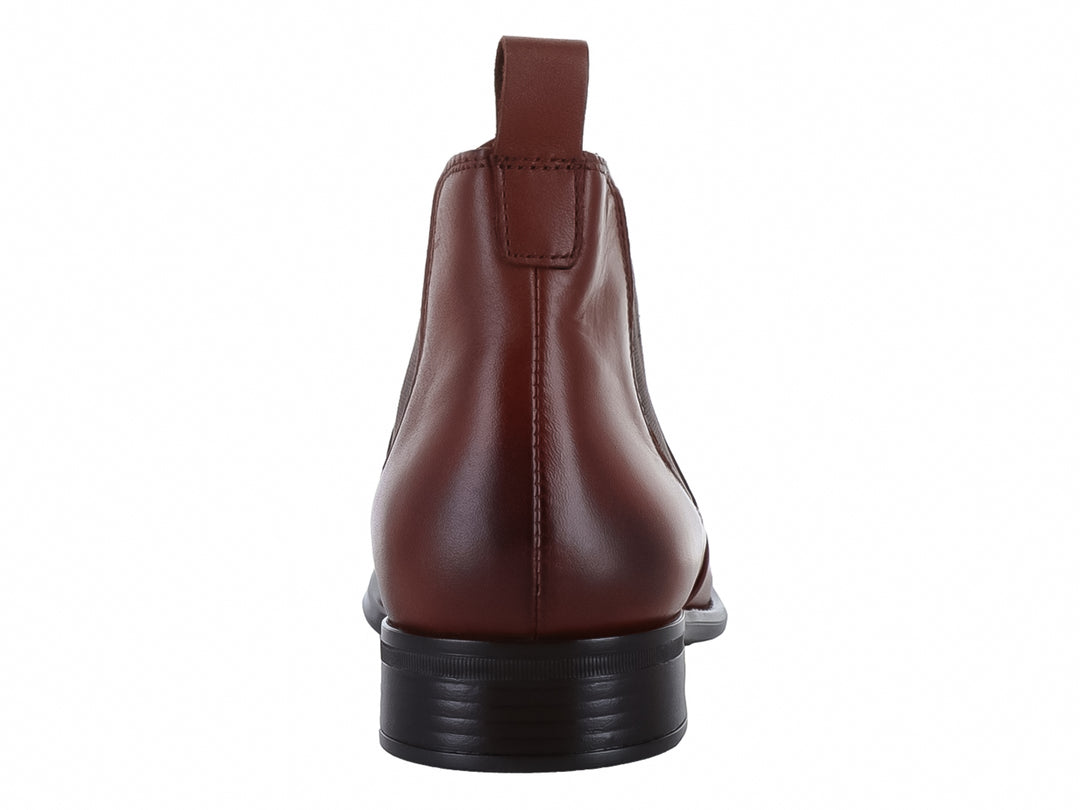 Botín estilo Chelsea de cuero color granate con suela negra y panel elástico lateral.