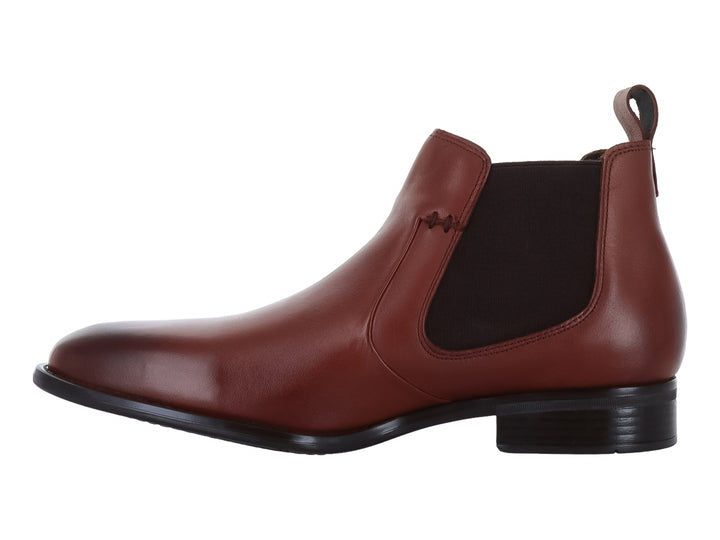 Botín estilo Chelsea de cuero color granate con suela negra y panel elástico lateral.