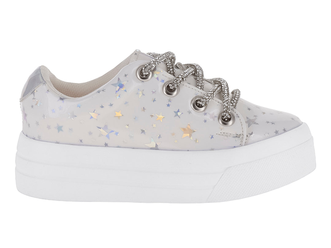 Tenis Divitas color latte con estampado de estrellas brillantes, cordones plateados y suela blanca de plataforma.