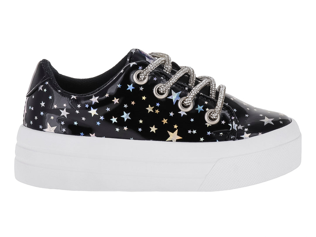 Tenis negros de charol con estampado de estrellas y suela blanca de plataforma.