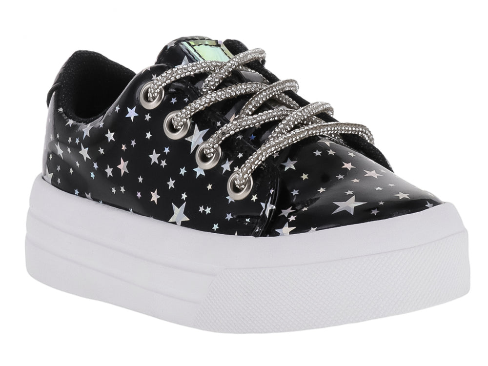 Tenis negros de charol con estampado de estrellas y suela blanca de plataforma.