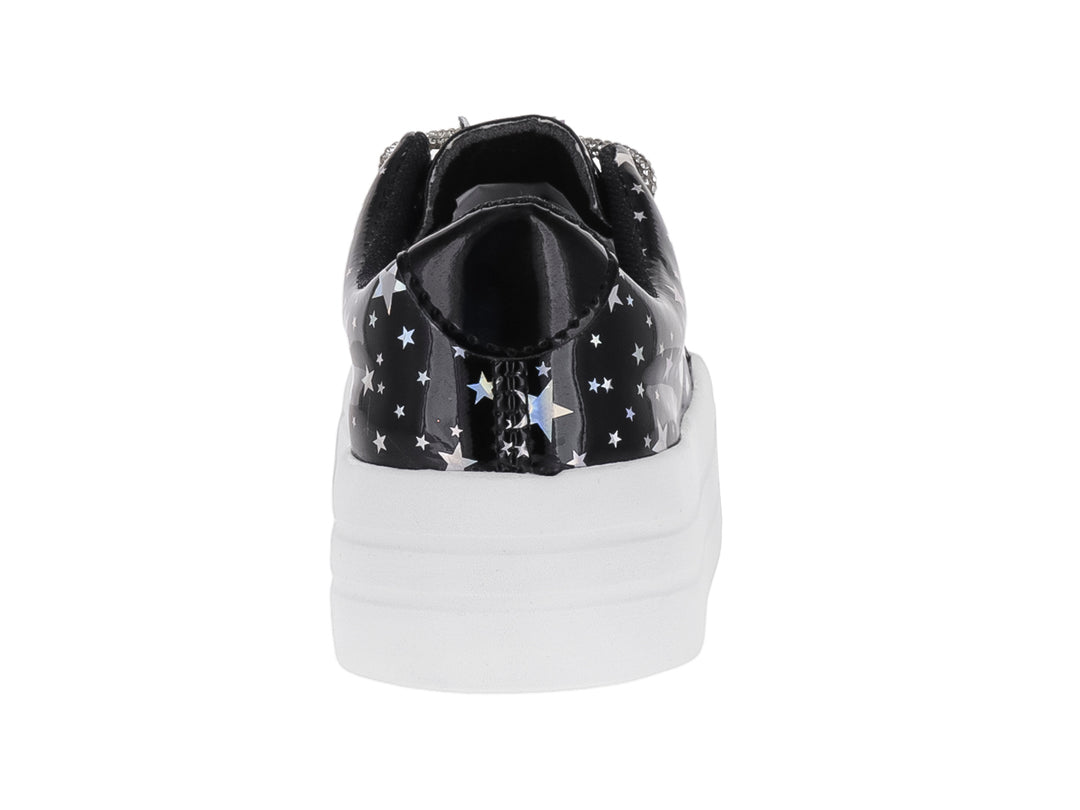 Tenis negros de charol con estampado de estrellas y suela blanca de plataforma.