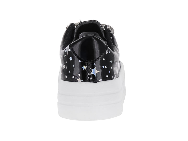 Zapato infantil de charol negro con estampado de estrellas plateadas y suela blanca de plataforma.