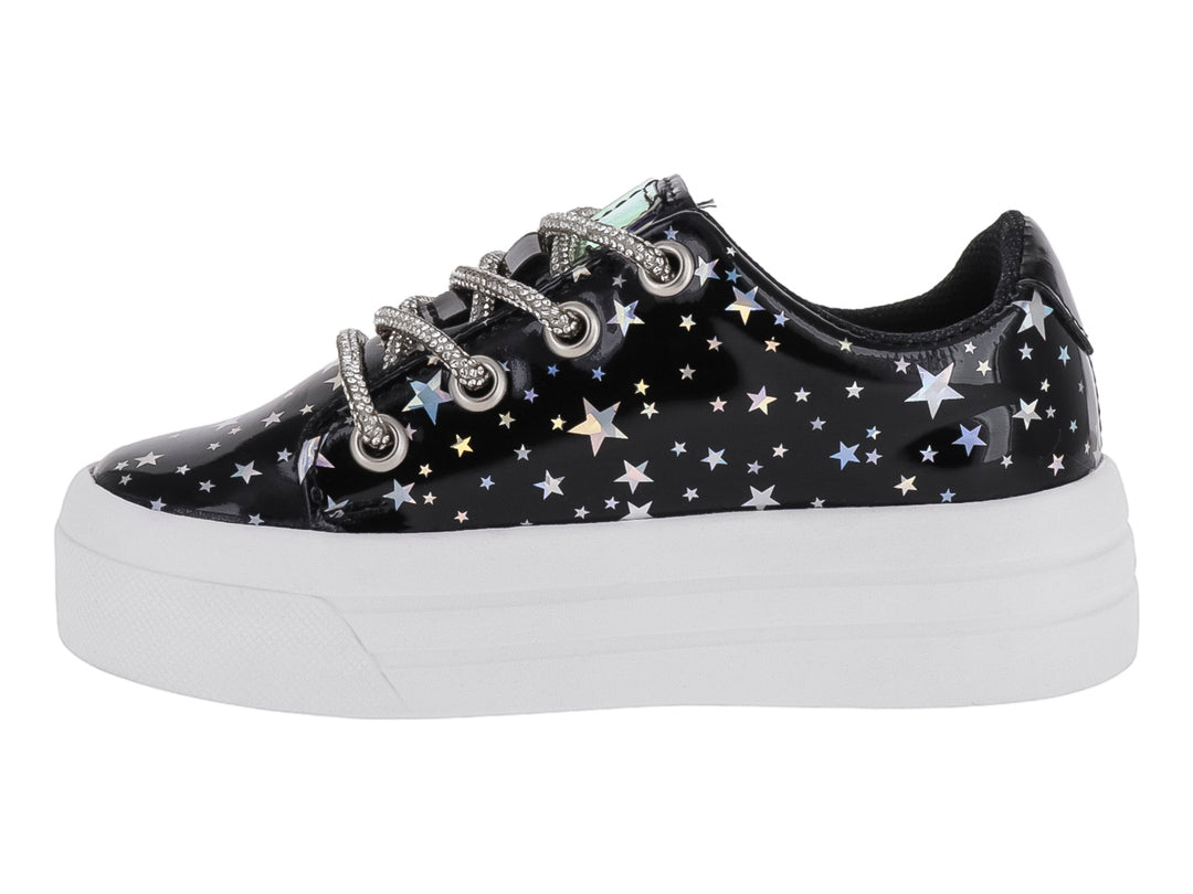Zapato infantil de charol negro con estampado de estrellas plateadas y suela blanca de plataforma.