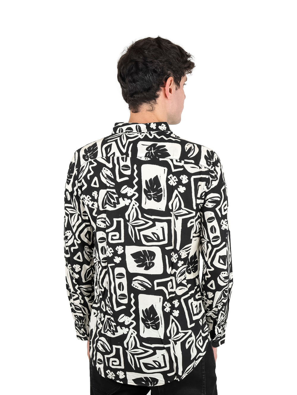 Hombre vistiendo camisa de manga larga con estampado geométrico en colores blanco y negro.