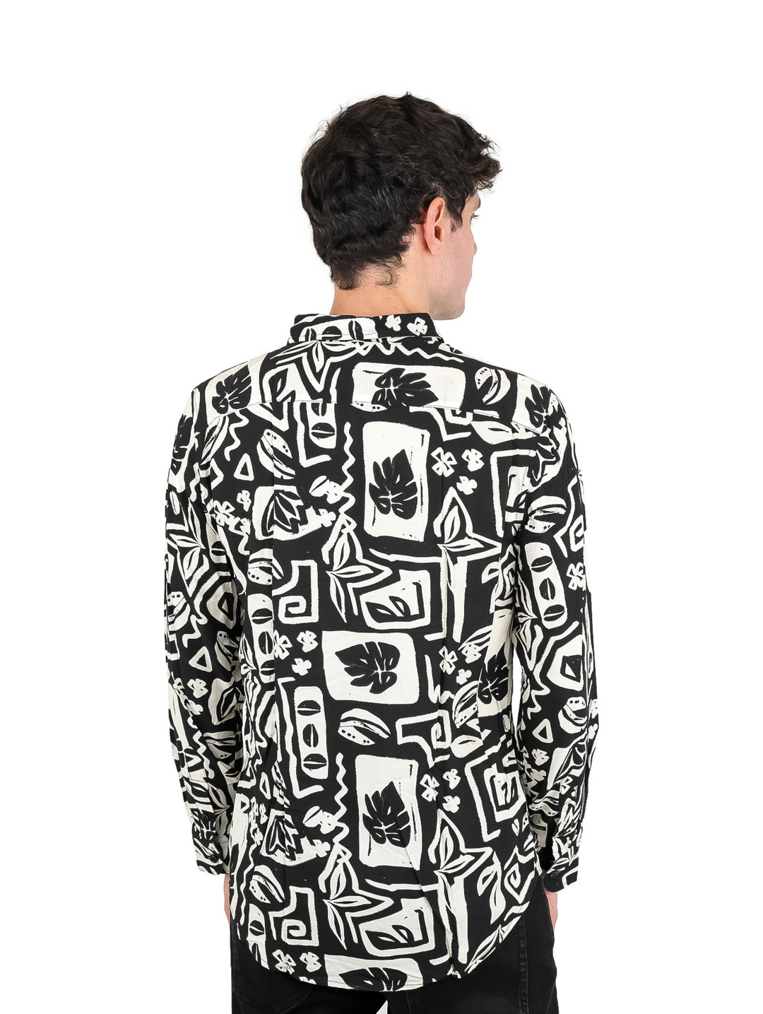 Hombre vistiendo camisa de manga larga con estampado geométrico en colores blanco y negro.