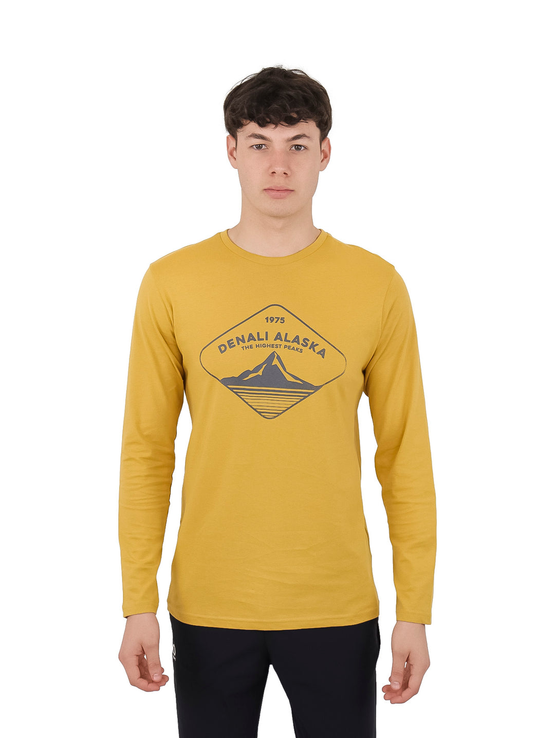 Hombre vistiendo playera de manga larga color amarillo oscuro con estampado frontal de Denali Alaska.