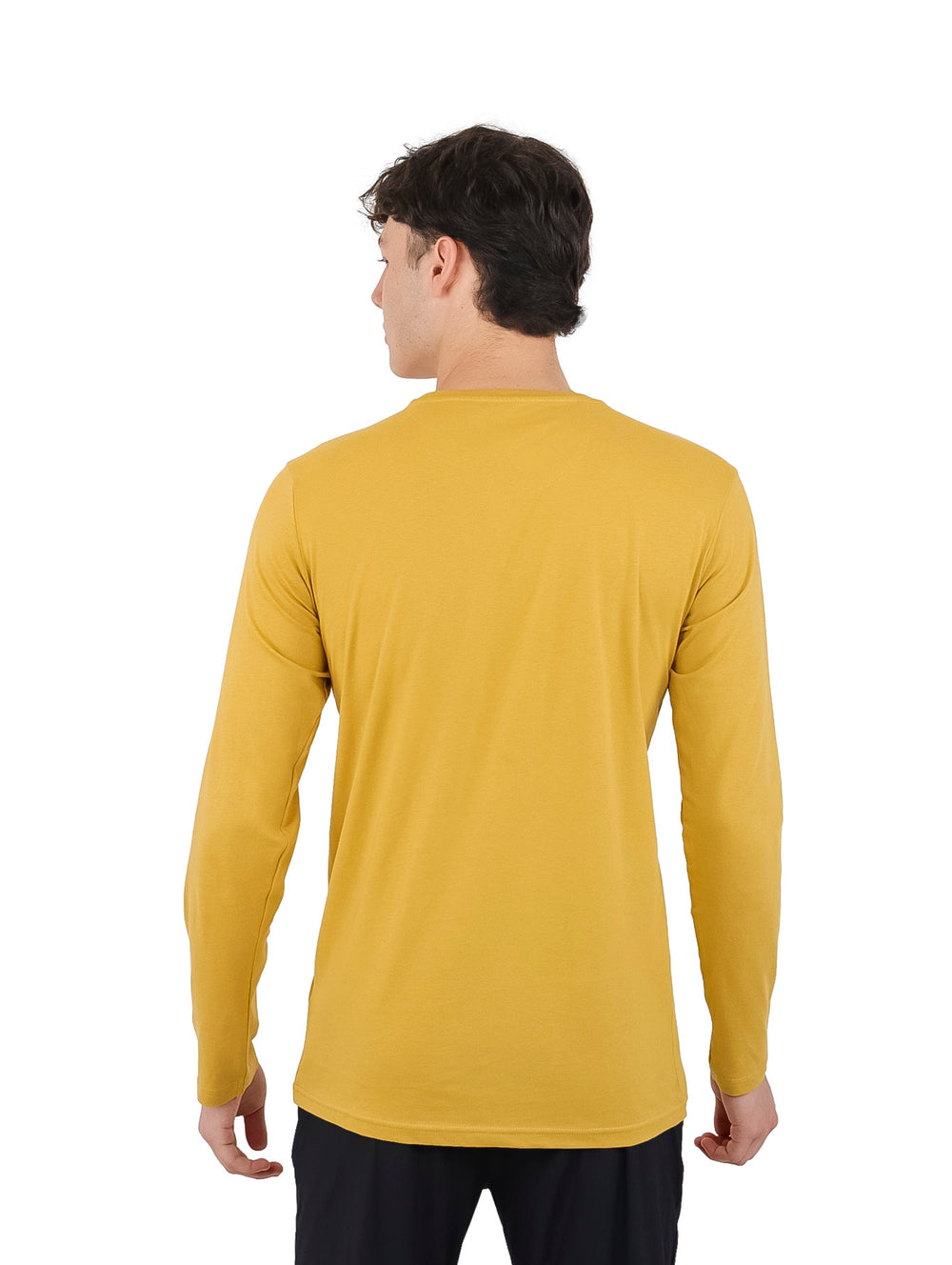 Hombre vistiendo playera de manga larga color amarillo oscuro con estampado frontal de Denali Alaska.