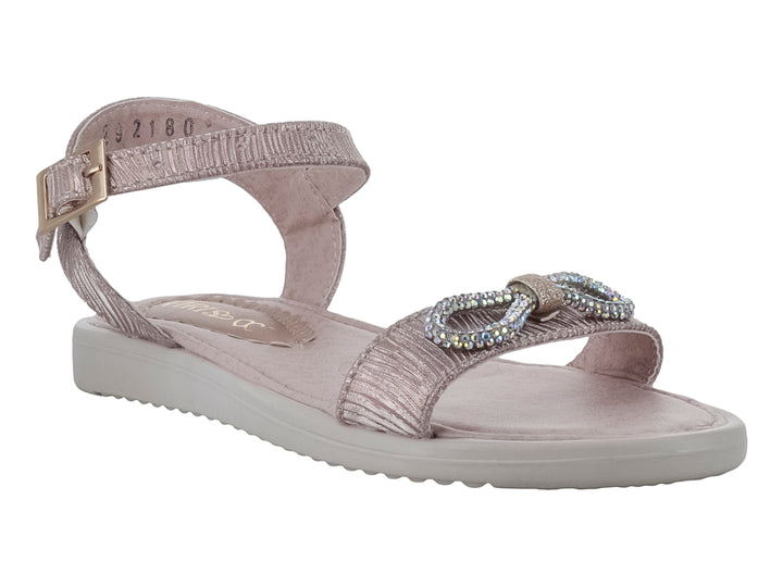 Sandalia para niña color marfil y oro con detalles brillantes, hebilla ajustable y suela plana.