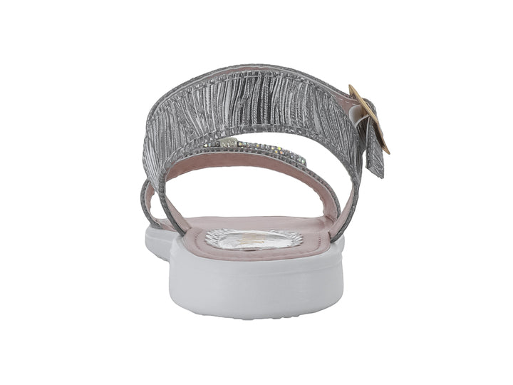 Sandalia para niña en color plata brillante con correa ajustable y detalle decorativo frontal.