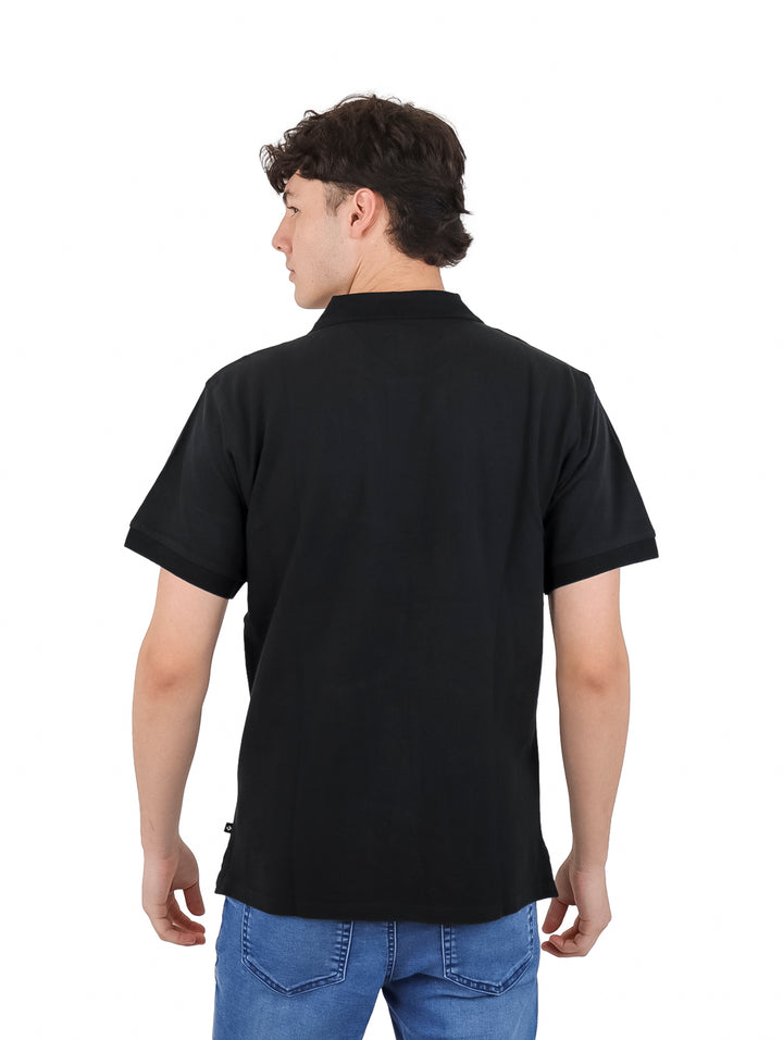 Hombre vistiendo una camiseta polo de manga corta color negro de la marca Converse.