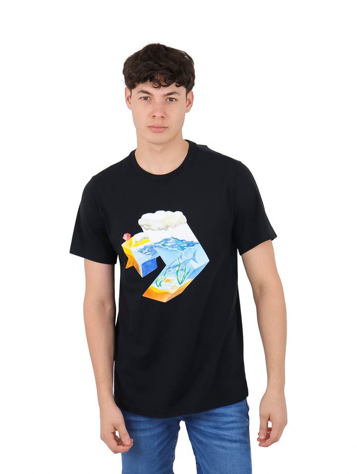 Hombre vistiendo una camiseta negra de manga corta con un estampado gráfico de un cubo con escena marina.
