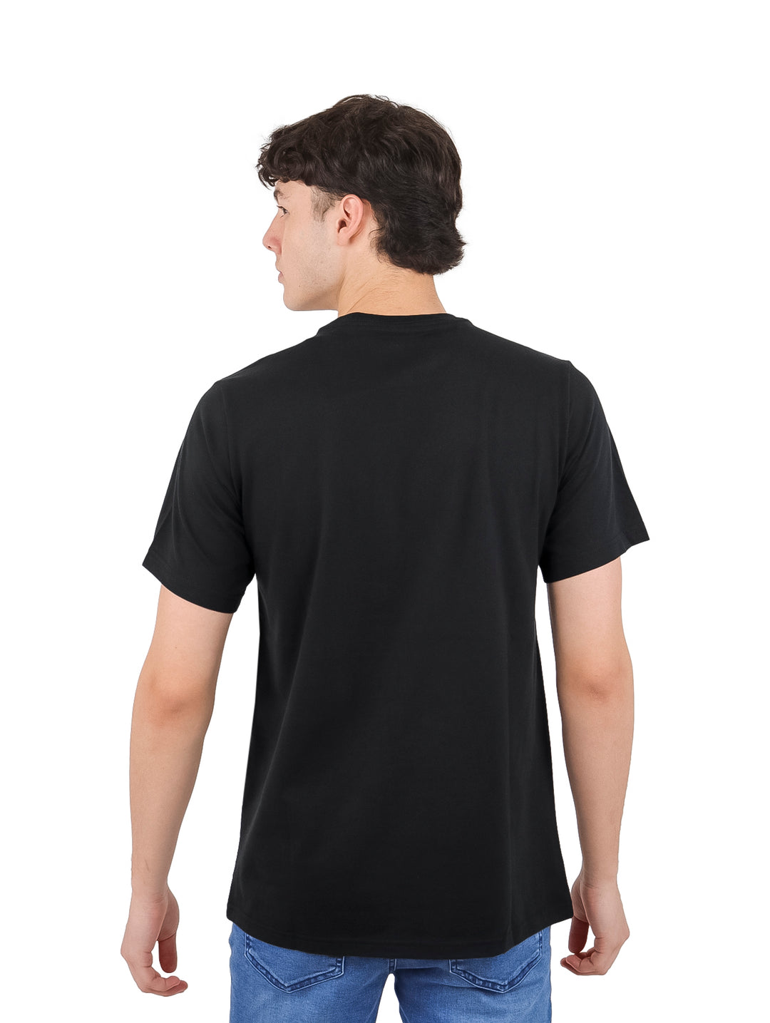 Hombre vistiendo una camiseta negra de manga corta con un estampado gráfico de un cubo con escena marina.