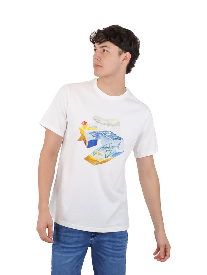 Hombre vistiendo una camiseta blanca de manga corta con un estampado gráfico surrealista en el pecho.