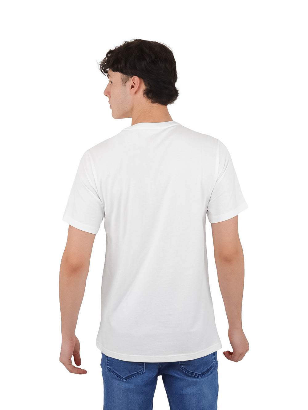 Hombre vistiendo una camiseta blanca de manga corta con un estampado gráfico surrealista en el pecho.