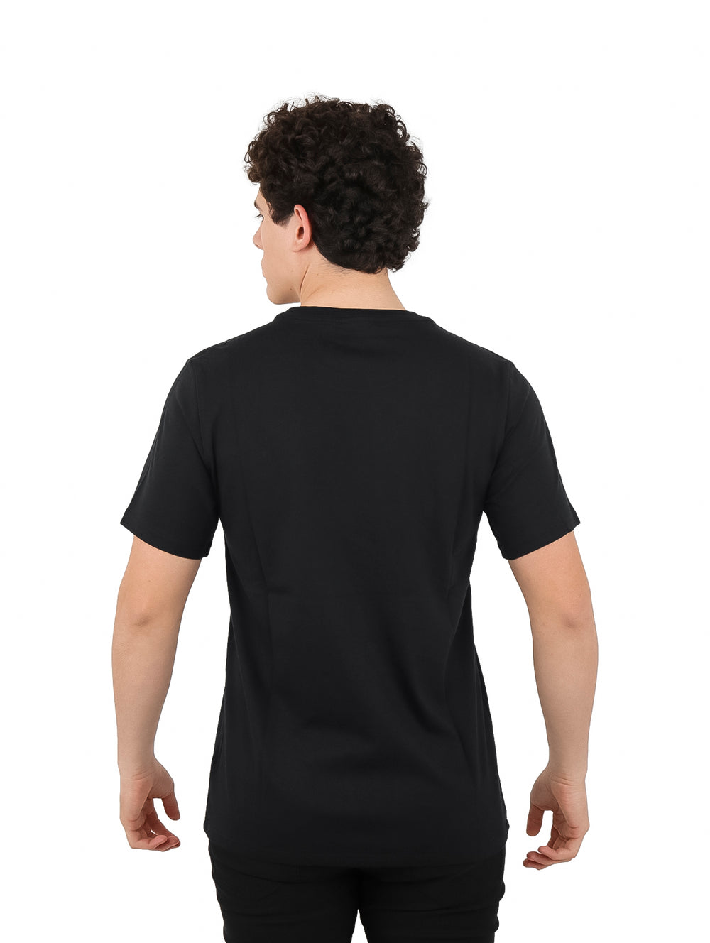 Hombre vistiendo camiseta negra de manga corta con estampado circular de Converse All Star en el pecho.