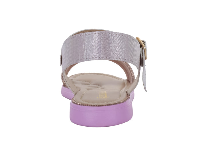 Sandalia morada y lila con correa ajustable y detalles brillantes en la parte frontal.