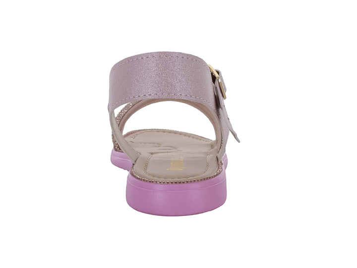 Sandalia rosa para niña con tiras brillantes y suela plana.