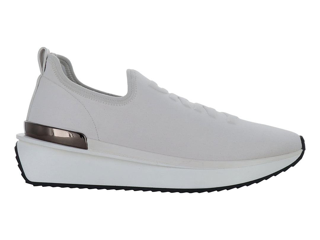 Tenis DKNY color gris pebble con suela blanca de plataforma y detalle metálico en el talón.
