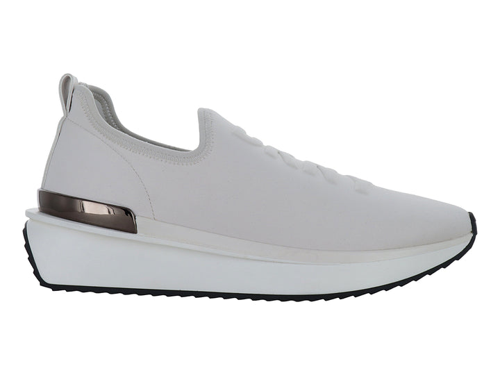 Tenis DKNY color gris pebble con suela blanca de plataforma y detalle metálico en el talón.