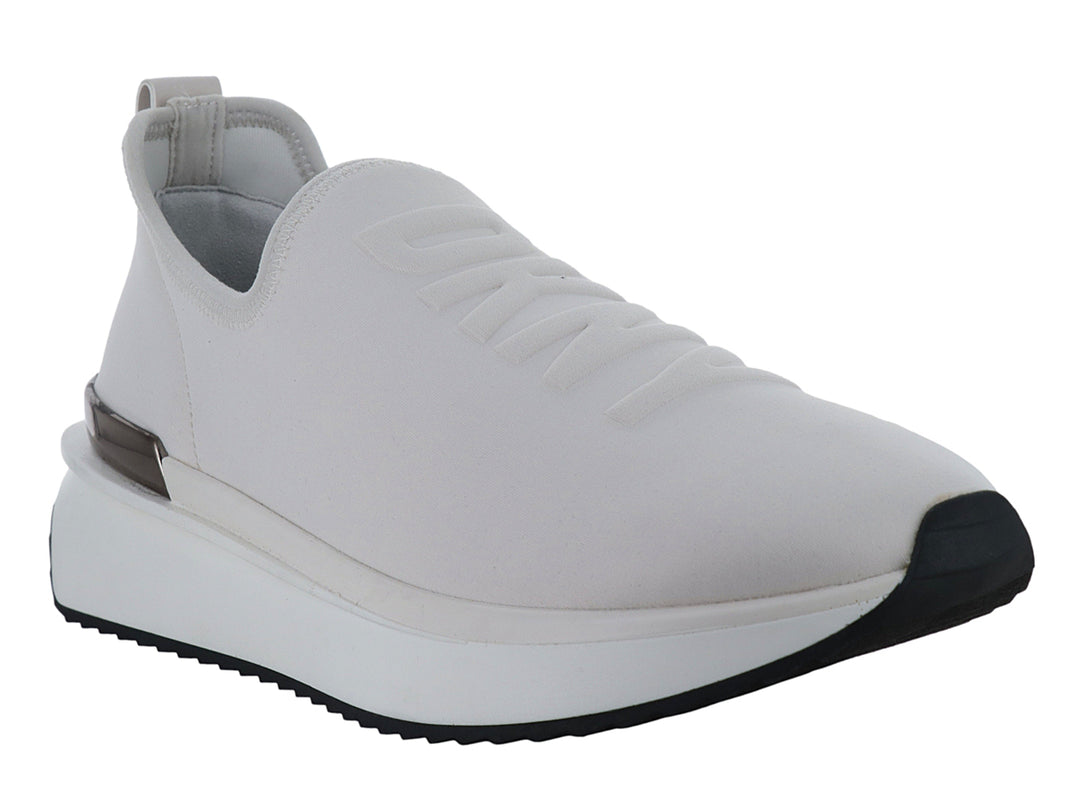 Tenis DKNY color gris pebble con suela blanca de plataforma y detalle metálico en el talón.