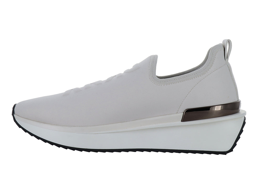 Tenis DKNY color gris pebble con suela blanca de plataforma y detalle metálico en el talón.