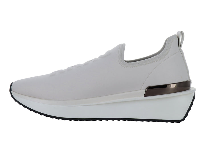 Tenis DKNY color gris pebble con suela blanca de plataforma y detalle metálico en el talón.