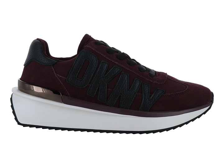 Tenis DKNY color bordeaux con suela blanca de plataforma y detalle dorado en el talón.