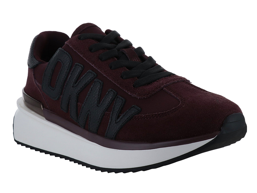 Tenis DKNY color bordeaux con suela blanca de plataforma y detalle dorado en el talón.