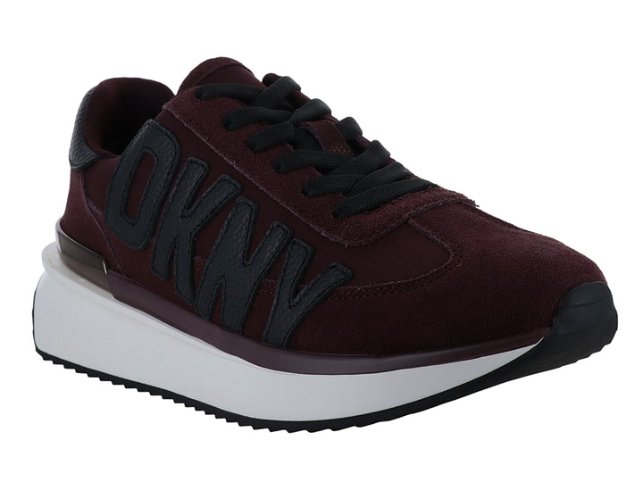 Tenis DKNY color bordeaux con suela blanca de plataforma y detalle dorado en el talón.