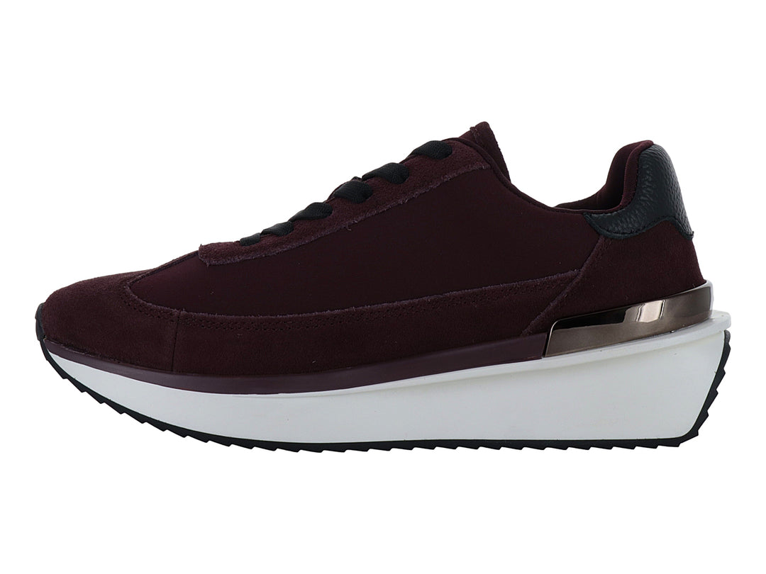 Tenis DKNY color bordeaux con suela blanca de plataforma y detalle dorado en el talón.