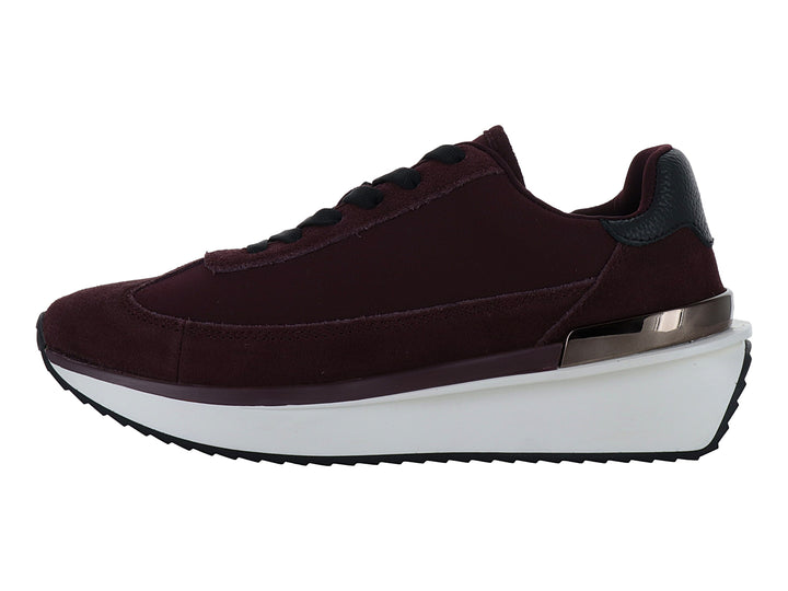 Tenis DKNY color bordeaux con suela blanca de plataforma y detalle dorado en el talón.