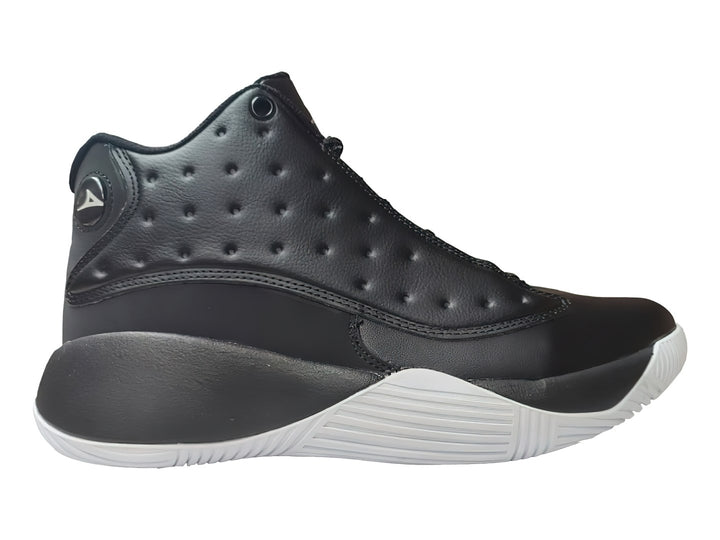 Tenis de baloncesto Pirma color negro con suela blanca y detalles perforados en la parte superior.