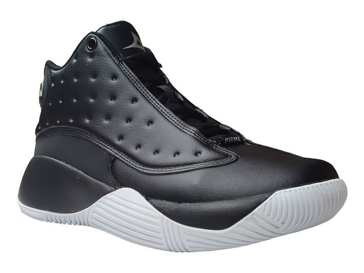 Tenis de baloncesto Pirma color negro con suela blanca y detalles perforados en la parte superior.