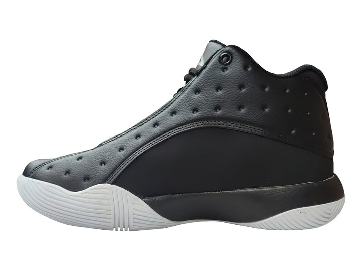 Tenis de baloncesto Pirma color negro con suela blanca y detalles perforados en la parte superior.