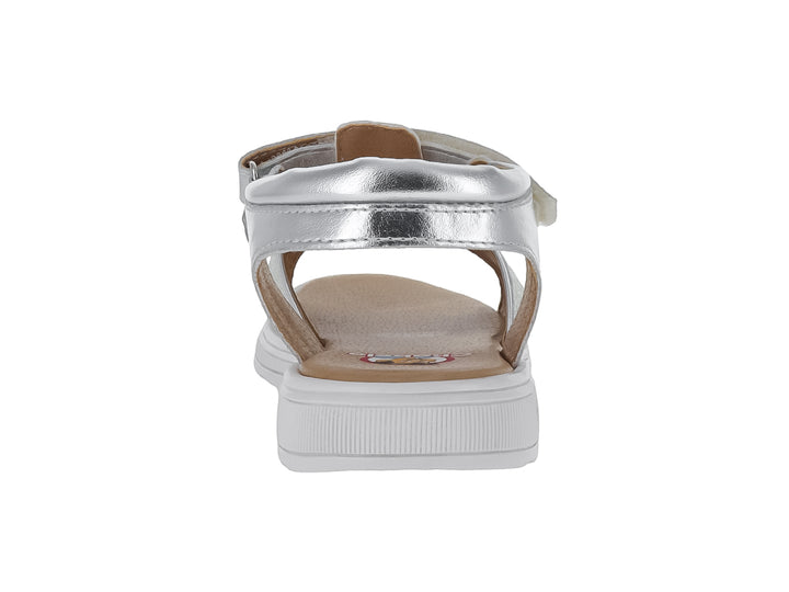 Sandalia infantil color plata con detalles brillantes y suela blanca.