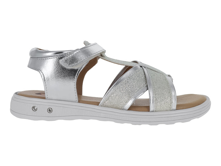 Sandalia infantil color plata con tiras cruzadas brillantes y cierre de velcro.