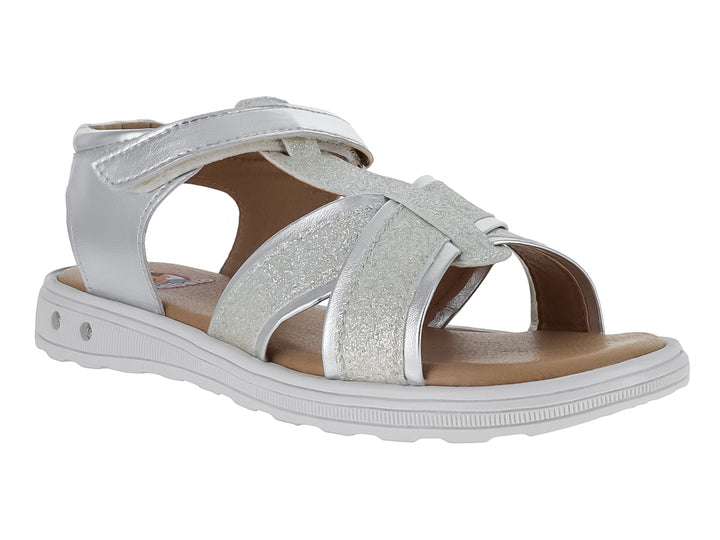 Sandalia infantil color plata con tiras cruzadas brillantes y cierre de velcro.