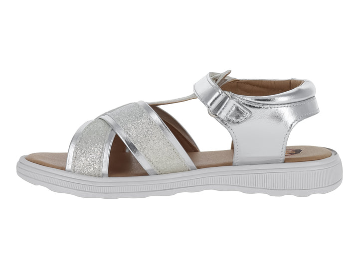 Sandalia infantil color plata con tiras cruzadas brillantes y cierre de velcro.