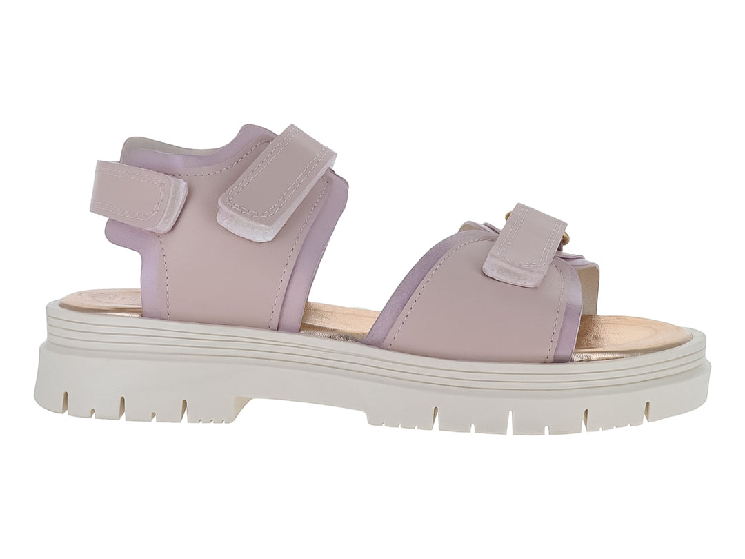 Sandalia infantil color rosa con suela blanca gruesa y correas de ajuste con velcro.