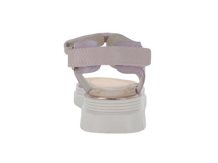 Sandalia infantil color rosa con suela blanca gruesa y correas de ajuste con velcro.