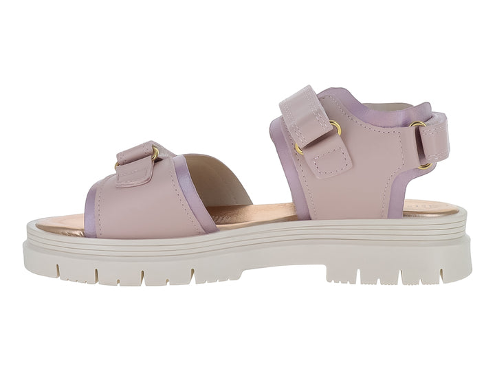 Sandalia infantil color rosa con suela blanca gruesa y correas de ajuste con velcro.