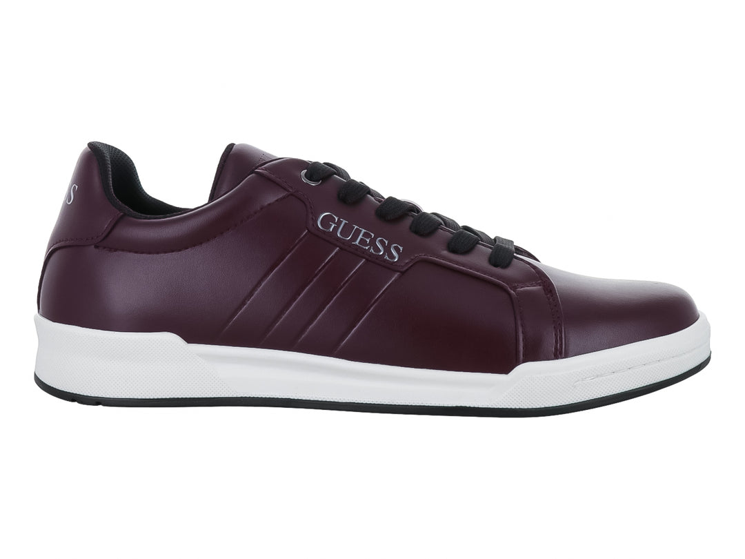 Tenis casuales Guess de color vino con suela blanca y cordones negros.