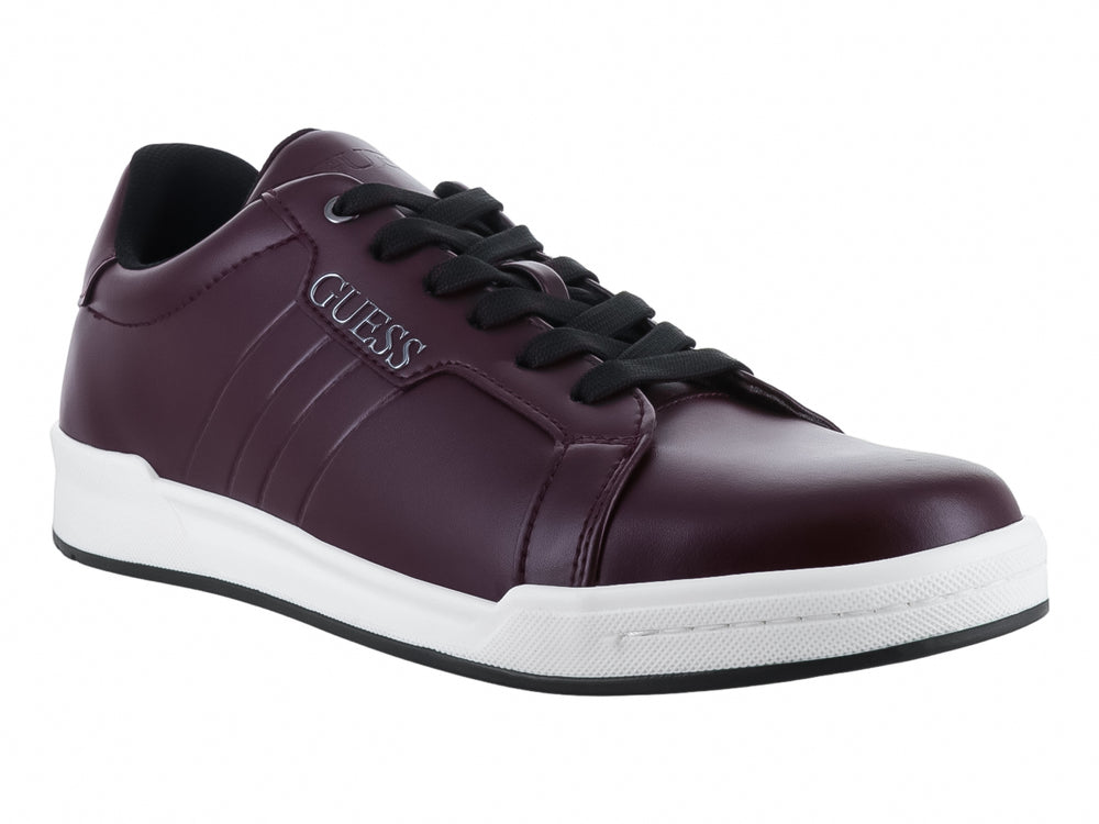 Tenis casuales Guess de color vino con suela blanca y cordones negros.