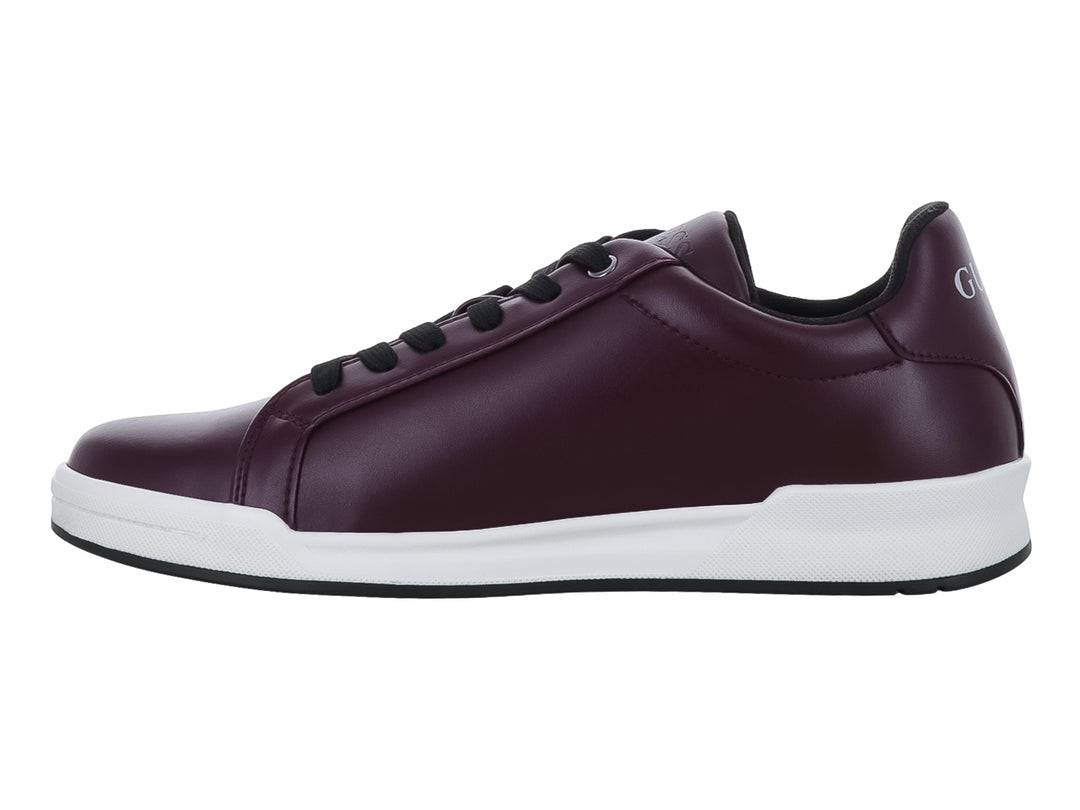 Tenis casuales Guess de color vino con suela blanca y cordones negros.