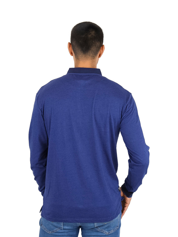Hombre vistiendo una playera polo de manga larga en color azul marino liso.