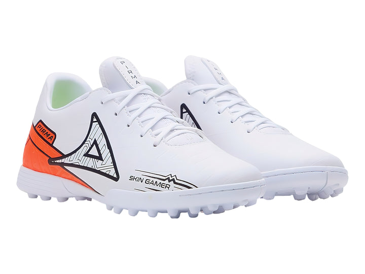 Zapato de fútbol Pirma blanco con detalles en rojo y negro, vista lateral.