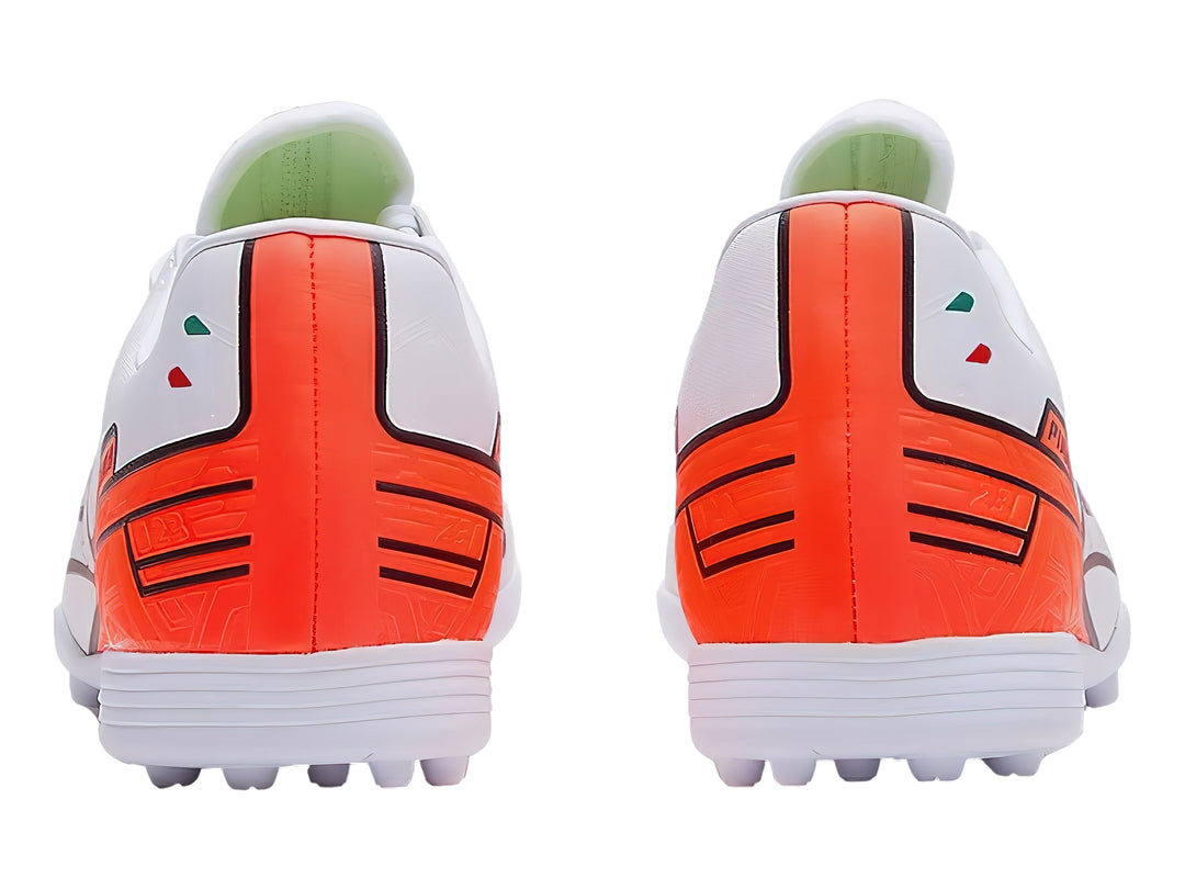 Zapato de fútbol Pirma blanco con detalles en rojo y negro, vista lateral.