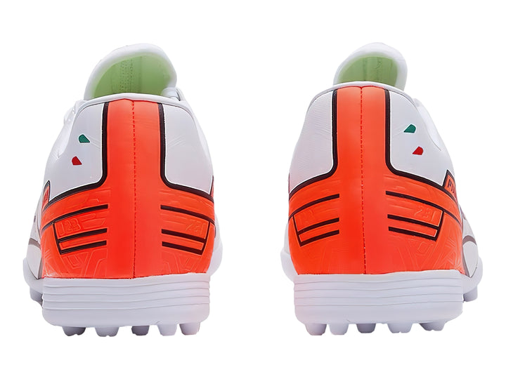 Zapato de fútbol Pirma blanco con detalles en rojo y negro, vista lateral.